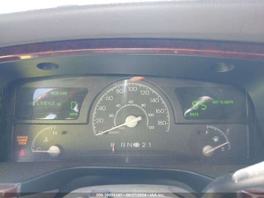 2003 Lincoln Town Car Signature VIN: 1LNHM82WX3Y650379 Lot: 39598187