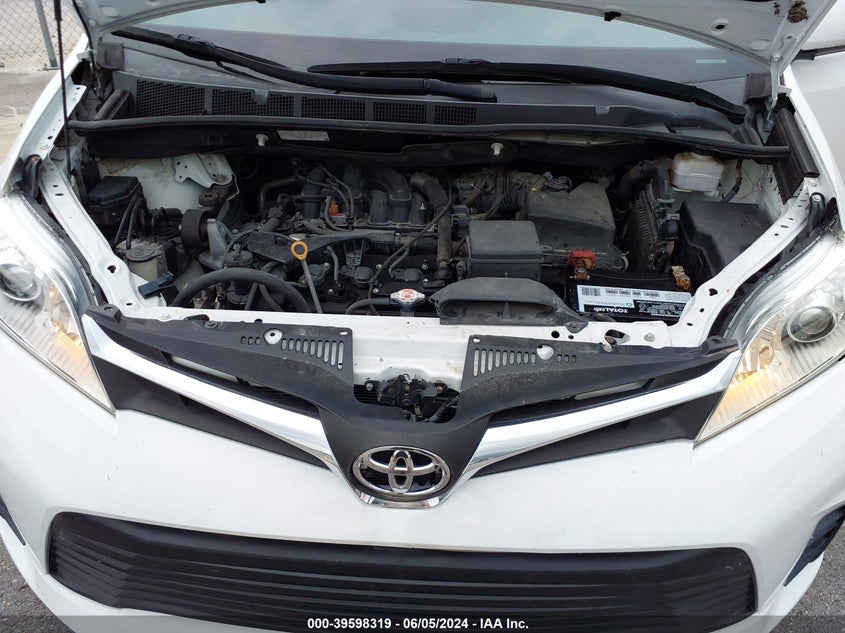 2018 Toyota Sienna Le 8 Passenger VIN: 5TDKZ3DC5JS957775 Lot: 39598319