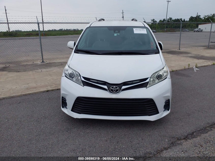 2018 Toyota Sienna Le 8 Passenger VIN: 5TDKZ3DC5JS957775 Lot: 39598319