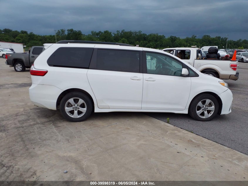 2018 Toyota Sienna Le 8 Passenger VIN: 5TDKZ3DC5JS957775 Lot: 39598319