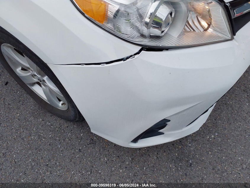 2018 Toyota Sienna Le 8 Passenger VIN: 5TDKZ3DC5JS957775 Lot: 39598319