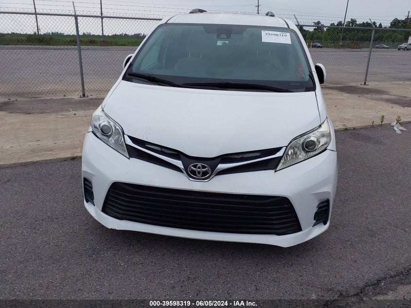 2018 Toyota Sienna Le 8 Passenger VIN: 5TDKZ3DC5JS957775 Lot: 39598319
