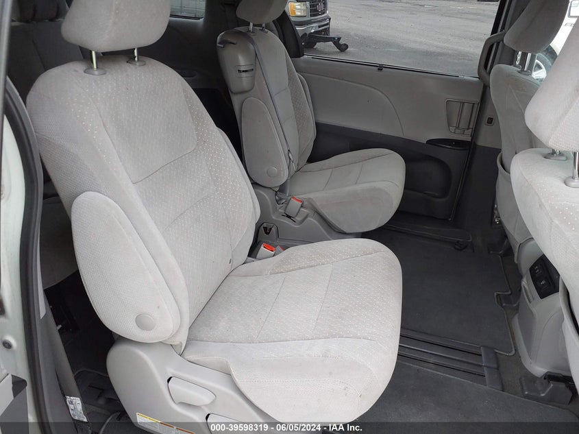 2018 Toyota Sienna Le 8 Passenger VIN: 5TDKZ3DC5JS957775 Lot: 39598319