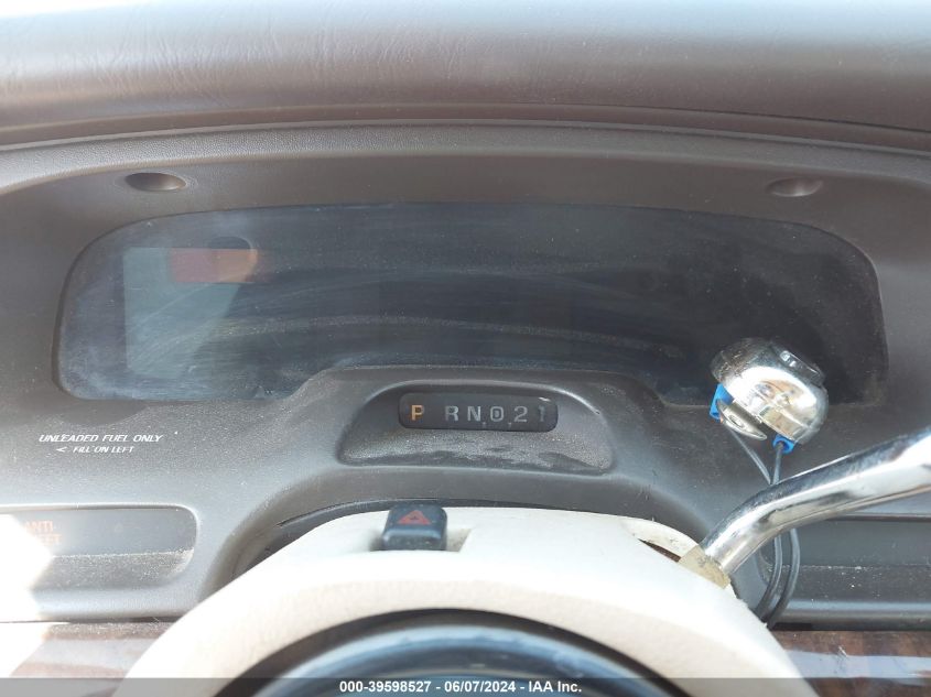 1995 Lincoln Town Car Signature/Spinnaker VIN: 1LNLM82W5SY617024 Lot: 39598527