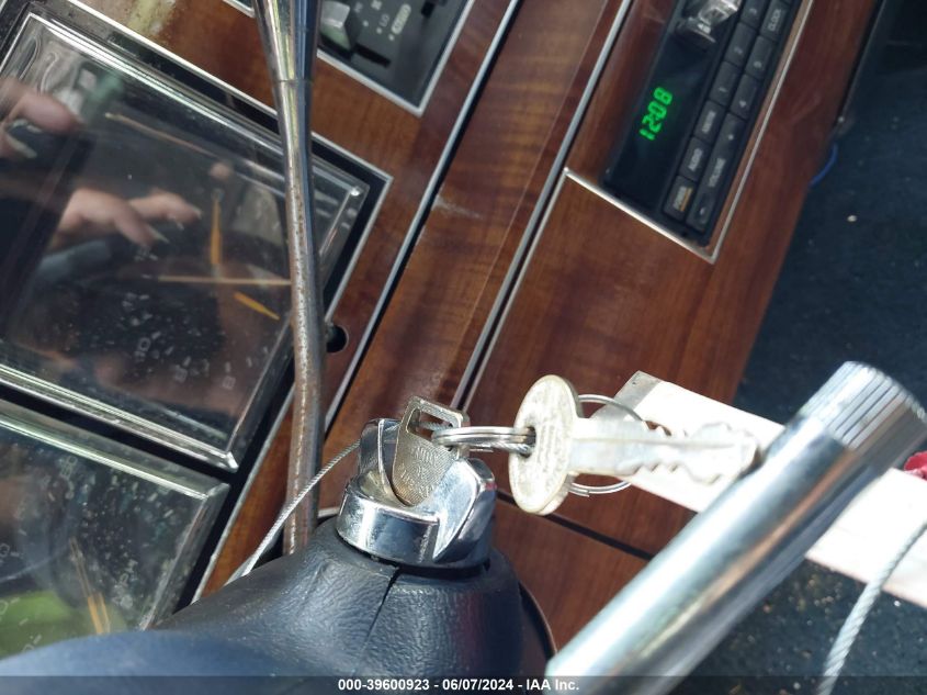 1989 Lincoln Town Car Signature VIN: 1LNBM82FXKY600943 Lot: 39600923