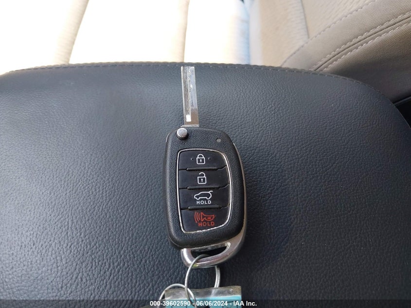 2017 Hyundai Santa Fe Se VIN: KM8SM4HF9HU165543 Lot: 39602590