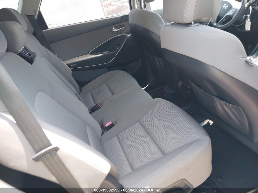 2017 Hyundai Santa Fe Se VIN: KM8SM4HF9HU165543 Lot: 39602590