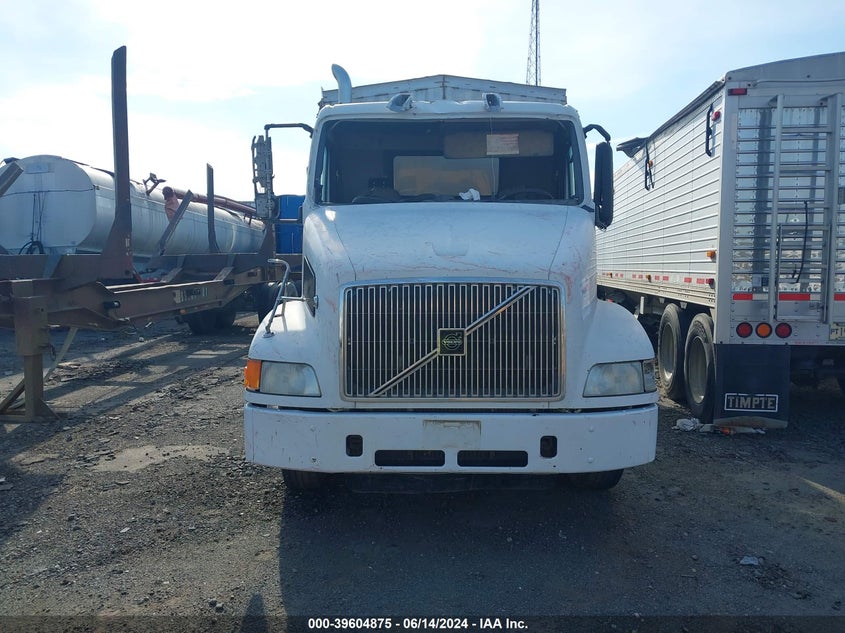 1998 Volvo Vn VIN: 4VG7DBJF3WN752702 Lot: 39604875