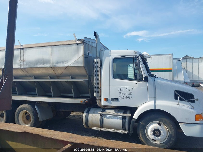 1998 Volvo Vn VIN: 4VG7DBJF3WN752702 Lot: 39604875