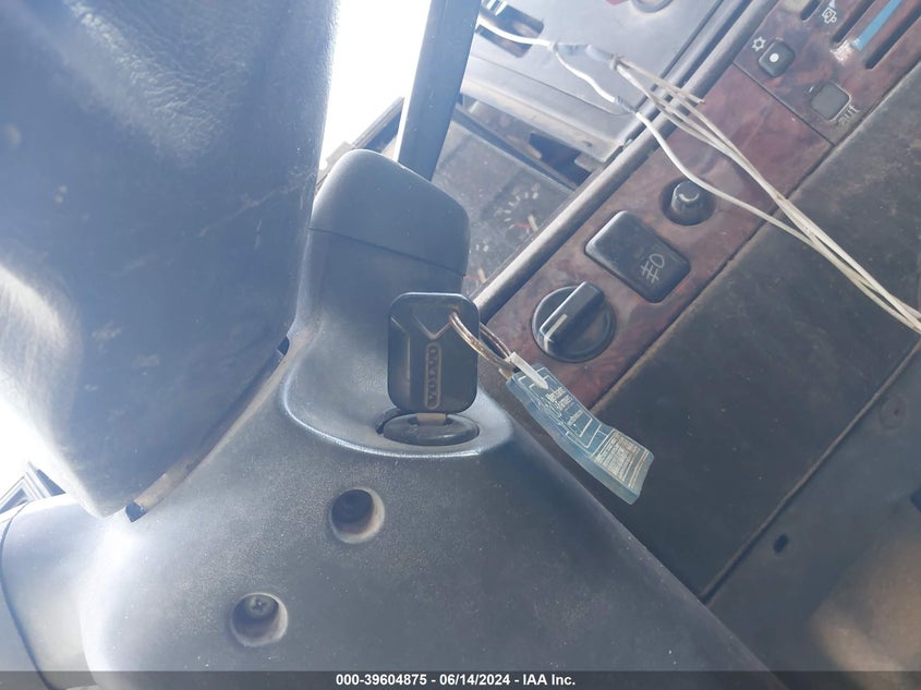 1998 Volvo Vn VIN: 4VG7DBJF3WN752702 Lot: 39604875