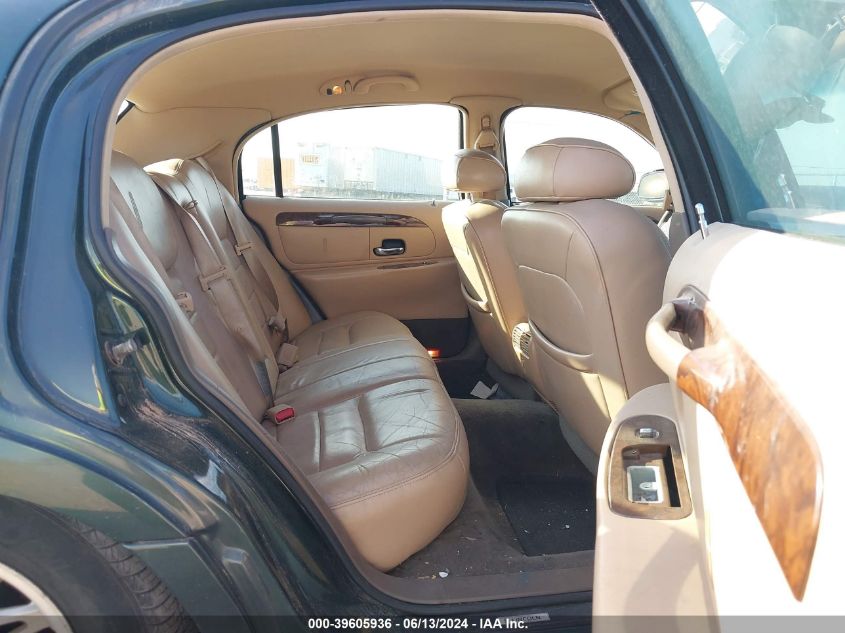 1998 Lincoln Town Car Signature VIN: 1LNFM82W2WY697482 Lot: 39605936