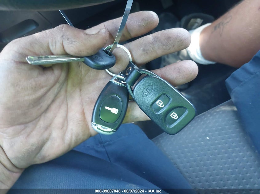 2011 Kia Sorento Lx VIN: 5XYKT3A12BG072033 Lot: 39607848