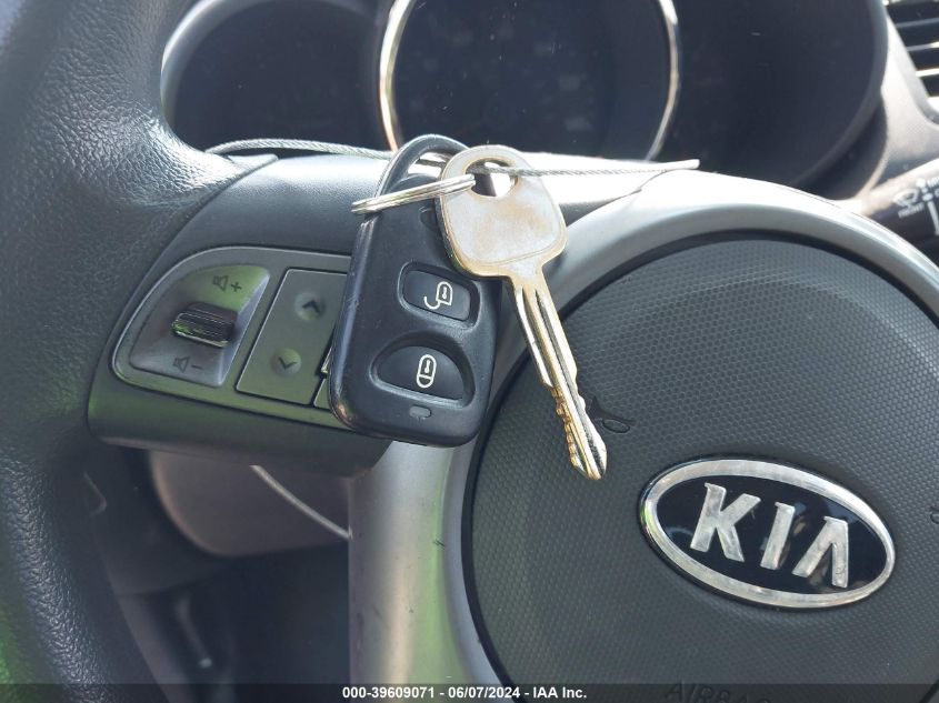 2010 Kia Soul + VIN: KNDJT2A23A7127423 Lot: 39609071