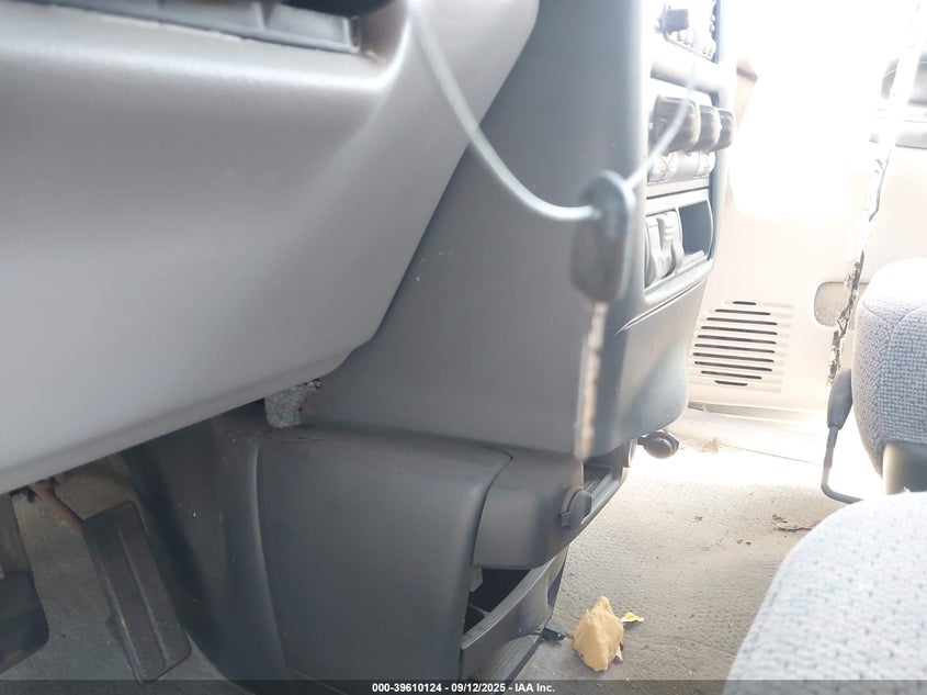 2001 Pontiac Montana 6-Passenger Seating VIN: 1GMDU23E61D321586 Lot: 39610124