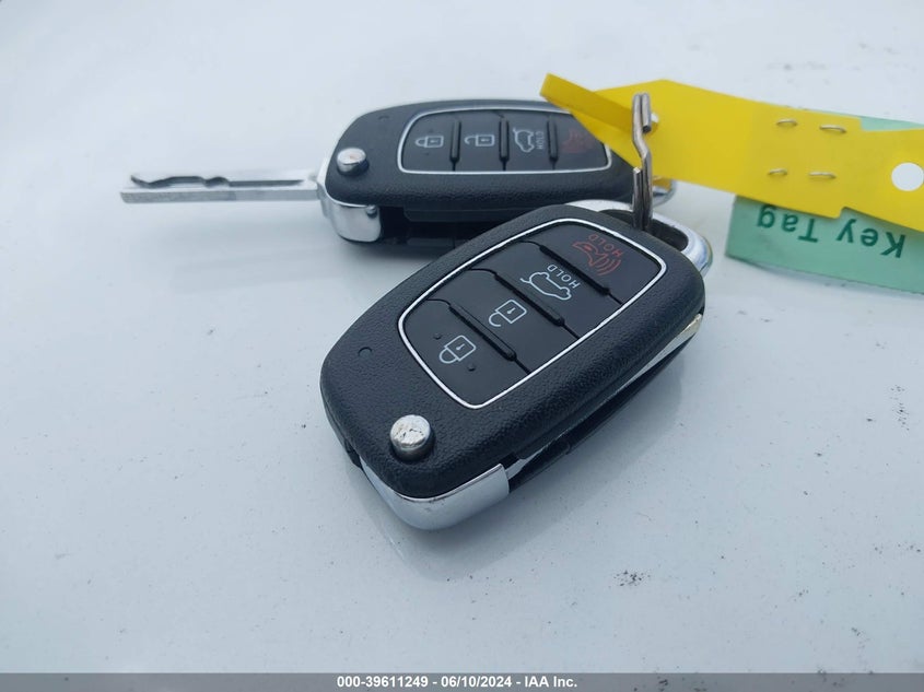 2017 Hyundai Santa Fe Sport 2.4L VIN: 5NMZUDLBXHH029338 Lot: 39611249