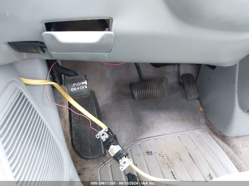 1999 Toyota Sienna Le VIN: 4T3ZF13C9XU102355 Lot: 39611350