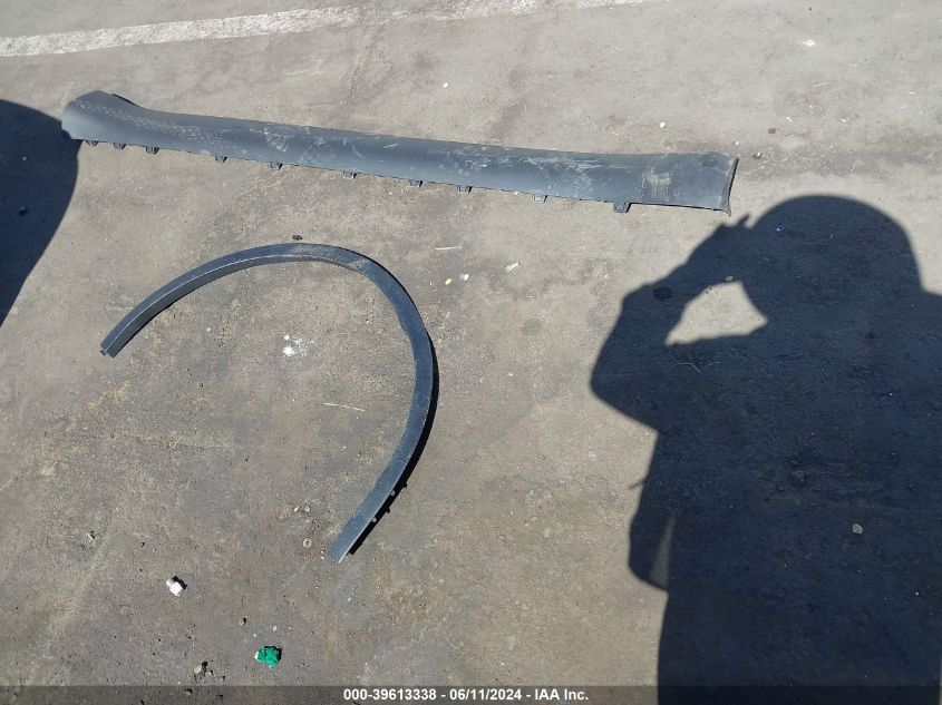 2023 Tesla Model Y VIN: 7SAYGDEE9PA183596 Lot: 39613338