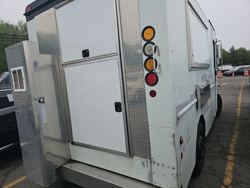 2004 Freightliner Chassis M Line Walk-In Van VIN: 4UZAANCPX4CL86319 Lot: 39684978