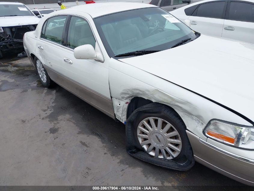 2003 Lincoln Town Car Signature VIN: 1LNHM82W03Y700075 Lot: 39617904