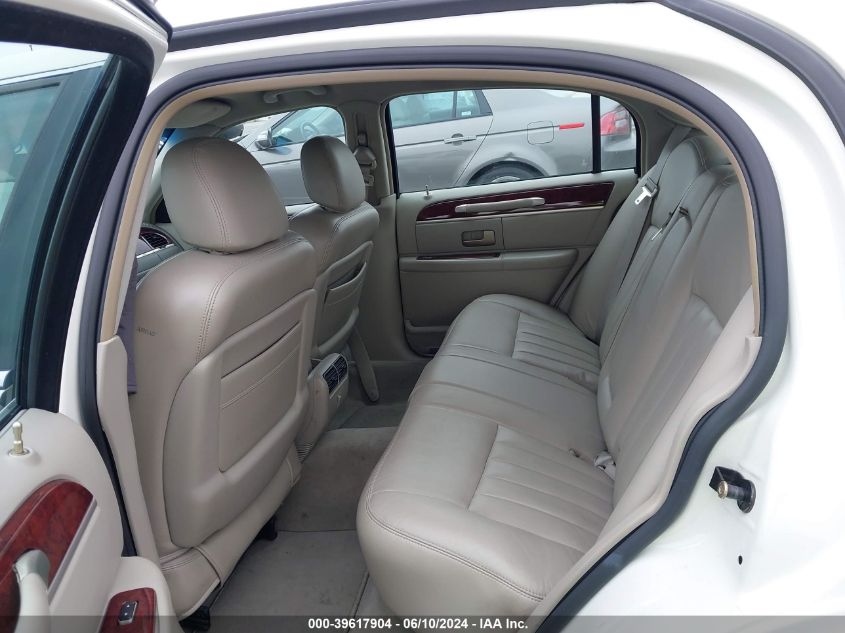 2003 Lincoln Town Car Signature VIN: 1LNHM82W03Y700075 Lot: 39617904