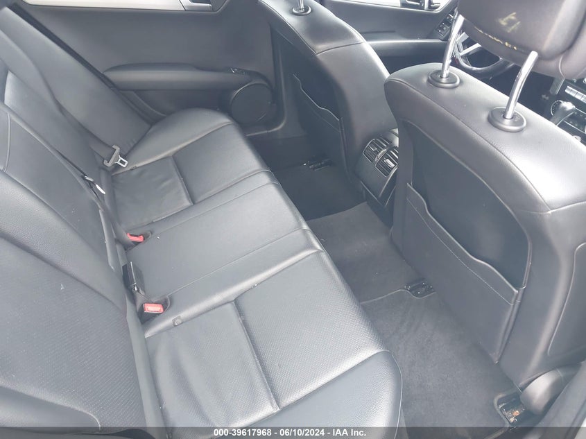 2014 Mercedes-Benz C 300 Luxury 4Matic/Sport 4Matic VIN: WDDGF8AB1ER305365 Lot: 39617968