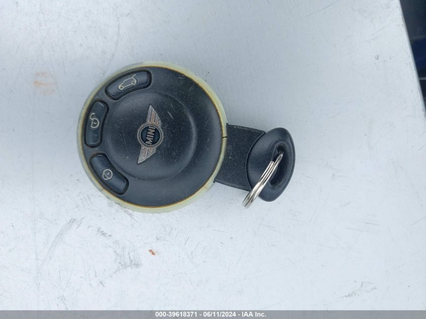 2010 Mini Cooper S Clubman VIN: WMWMM3C55ATP75874 Lot: 39618371