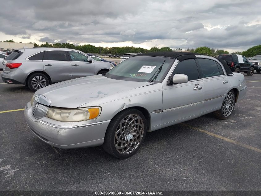 2000 Lincoln Town Car Executive VIN: 1LNHM81W2YY867305 Lot: 39618630