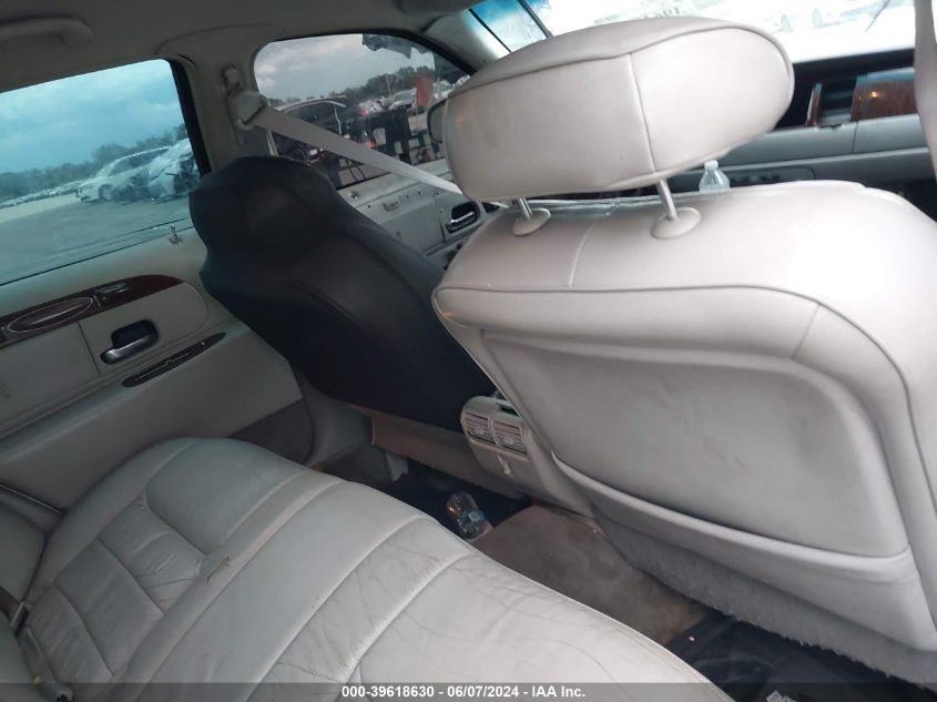 2000 Lincoln Town Car Executive VIN: 1LNHM81W2YY867305 Lot: 39618630