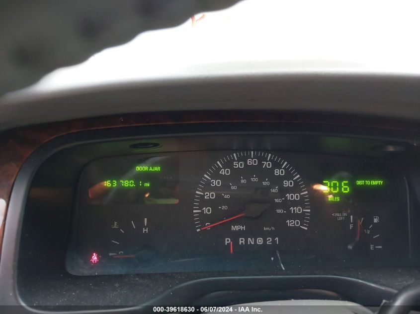 2000 Lincoln Town Car Executive VIN: 1LNHM81W2YY867305 Lot: 39618630