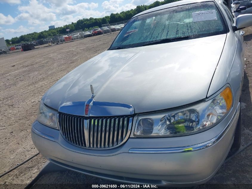 2000 Lincoln Town Car Executive VIN: 1LNHM81W2YY918785 Lot: 39621650