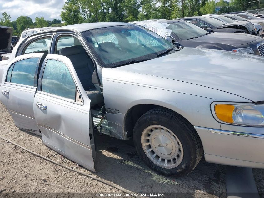 2000 Lincoln Town Car Executive VIN: 1LNHM81W2YY918785 Lot: 39621650