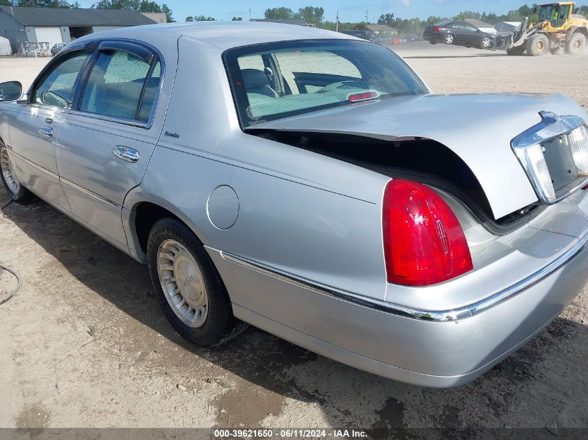 2000 Lincoln Town Car Executive VIN: 1LNHM81W2YY918785 Lot: 39621650