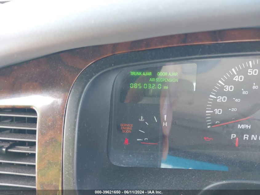 2000 Lincoln Town Car Executive VIN: 1LNHM81W2YY918785 Lot: 39621650