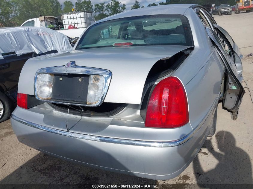 2000 Lincoln Town Car Executive VIN: 1LNHM81W2YY918785 Lot: 39621650