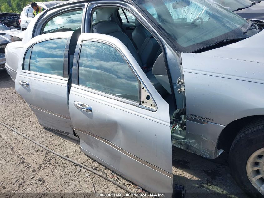 2000 Lincoln Town Car Executive VIN: 1LNHM81W2YY918785 Lot: 39621650