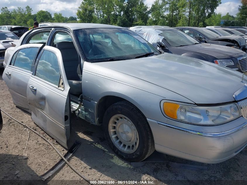 2000 Lincoln Town Car Executive VIN: 1LNHM81W2YY918785 Lot: 39621650