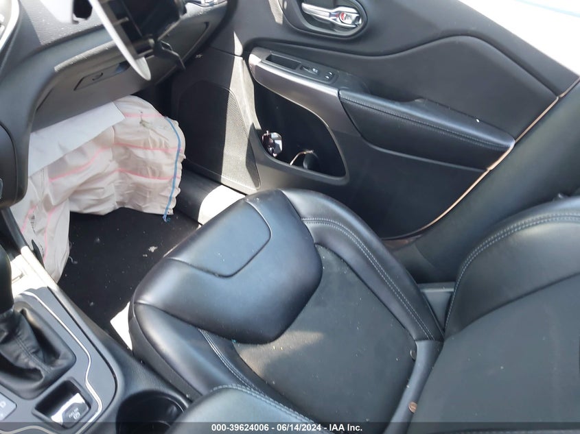 VIN 1C4PJMLX4KD318453 2019 JEEP CHEROKEE LATITUDE PLUS 4X4