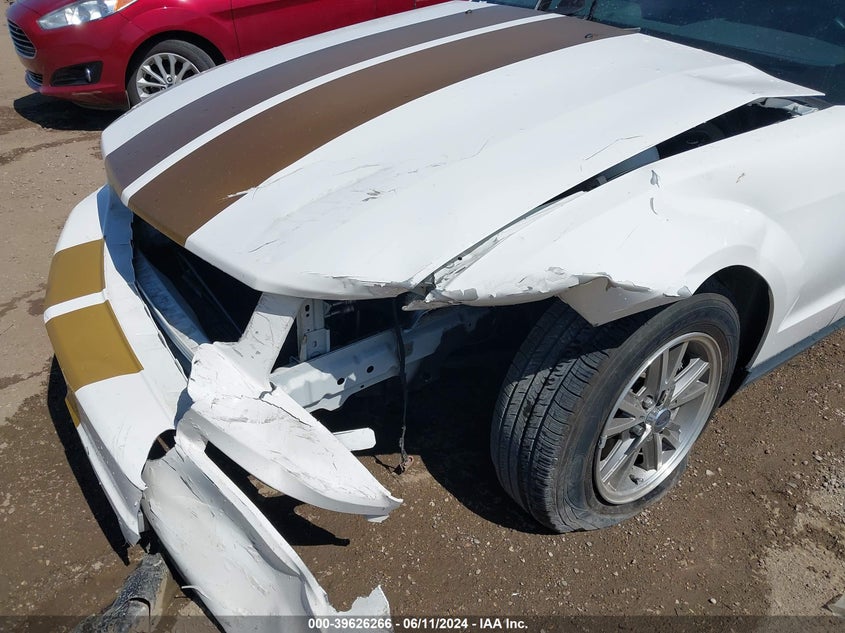 2005 Ford Mustang VIN: 1ZVFT84N455240181 Lot: 39626266