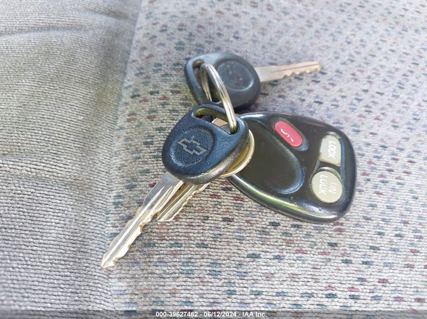 2000 Chevrolet Silverado K1500 VIN: 1GCEK19T2YE359092 Lot: 39627462