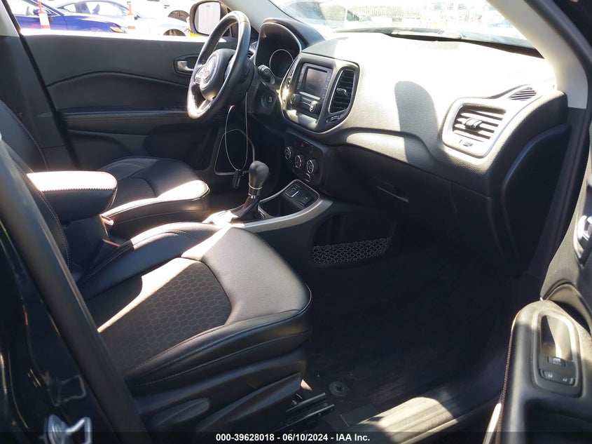 VIN 3C4NJCBB7JT186806 2018 JEEP COMPASS LATITUDE FWD