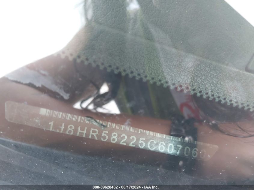 2005 Jeep Grand Cherokee Limited VIN: 1J8HR58225C607060 Lot: 39628482