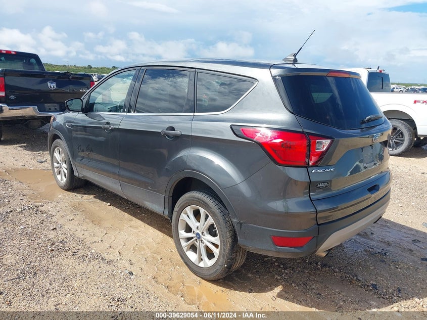 VIN 1FMCU0GD7KUA04676 2019 FORD ESCAPE SE