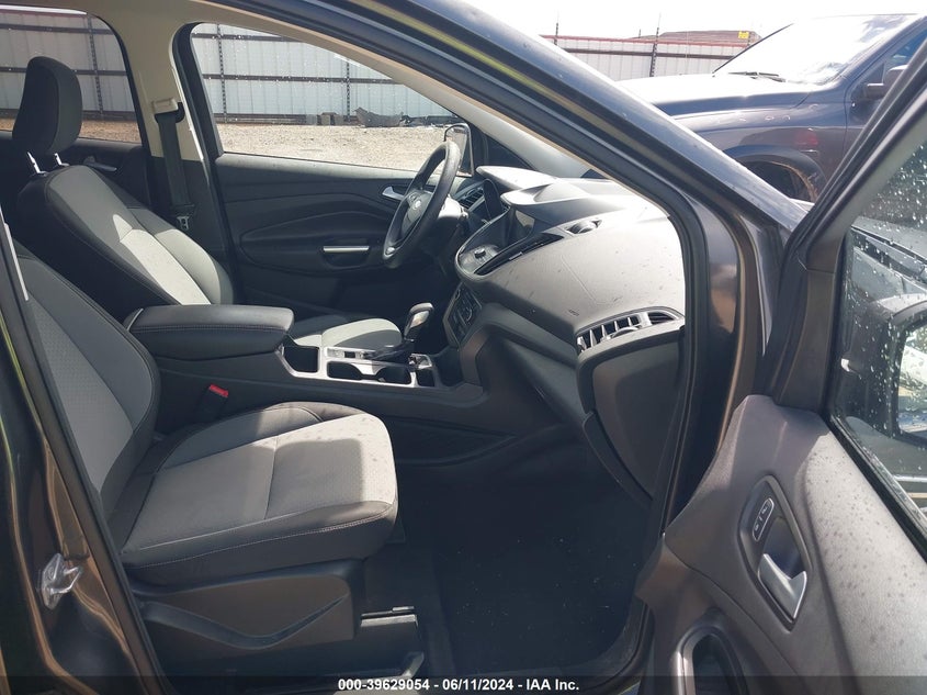 VIN 1FMCU0GD7KUA04676 2019 FORD ESCAPE SE