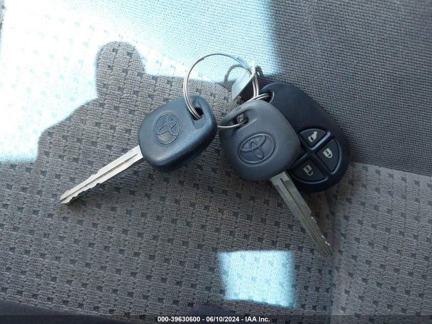 2010 Toyota Sienna Le VIN: 5TDJK4CC2AS029851 Lot: 39630600