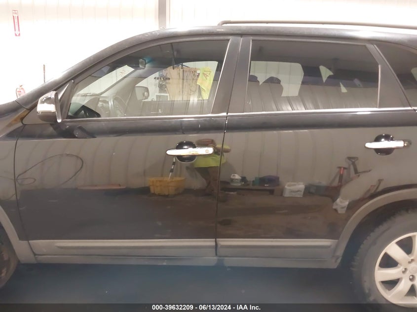 2011 Kia Sorento Lx VIN: 5XYKT3A10BG102873 Lot: 39632209