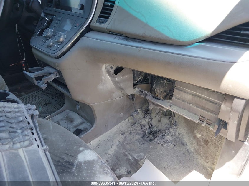 2017 Toyota Sienna Le 8 Passenger VIN: 5TDKZ3DC5HS876463 Lot: 39635341