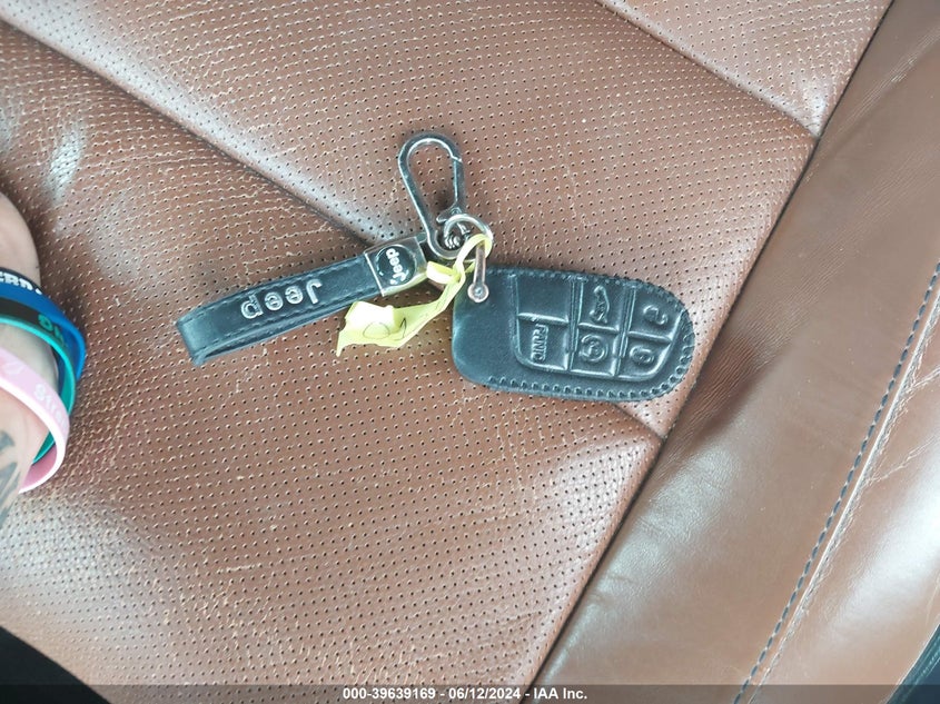 2019 Jeep Grand Cherokee Summit 4X4 VIN: 1C4RJFJT9KC720124 Lot: 39639169