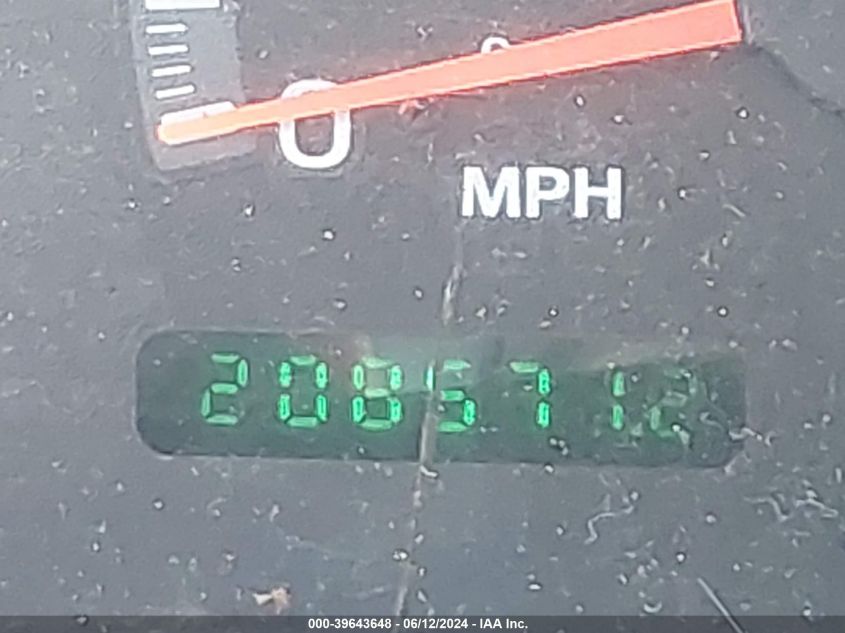 2000 Ford Expedition Xlt VIN: 1FMRU15L5YLB13243 Lot: 39643648