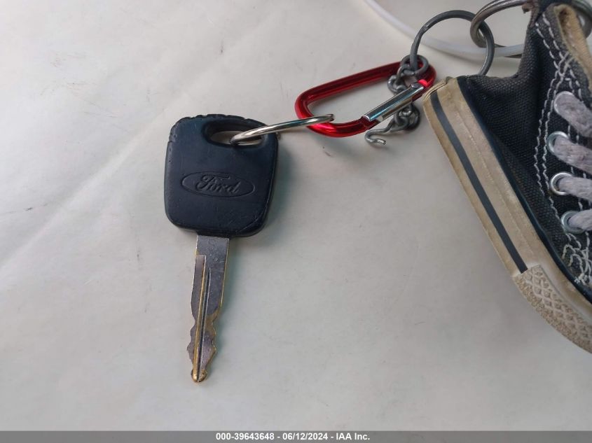 2000 Ford Expedition Xlt VIN: 1FMRU15L5YLB13243 Lot: 39643648