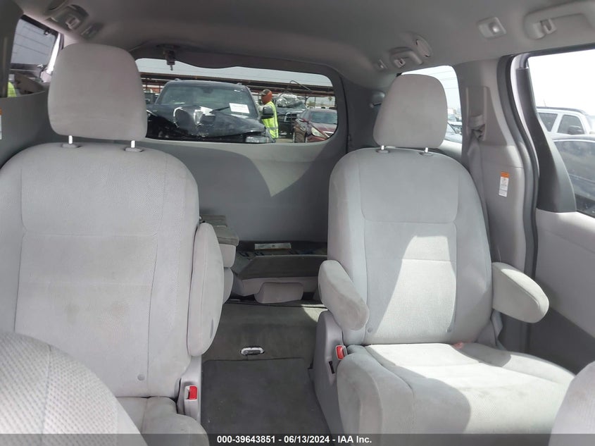 VIN 5TDZZ3DC6HS802824 2017 TOYOTA SIENNA L 7 PASSENGER